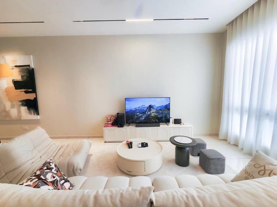 Rumah percutian Austin Crest -- Muji X Mahjong X Karaoke X Staycation 4br3b #10pax By Cowidea Johor Bahru